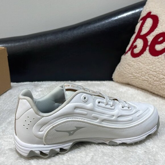 Mizuno Women's 9-Spike Swift 8 Metal Fastpitch Softball Cleats - Picture 4 of 8